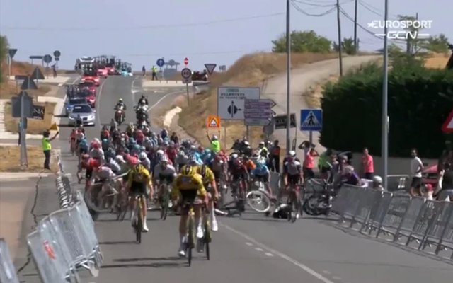 7 tay đua phải bỏ cuộc sau tai nạn kinh hoàng cuối chặng 2 Vuelta a Burgos