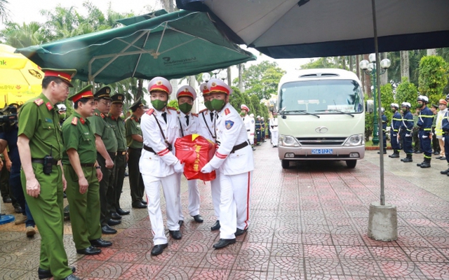 Xúc động tiễn biệt liệt sĩ Nguyễn Đình Phúc