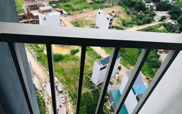 20 cảnh sát giải cứu cô gái trẻ định nhảy lầu chung cư tự tử