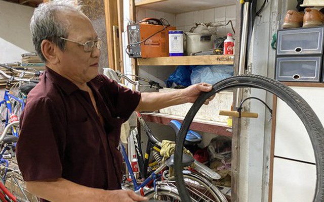 Hải Phòng: Chuyện vợ chồng hưu trí chạy xe ôm, dành lương hưu mua xe đạp cũ, sửa tặng học sinh nghèo