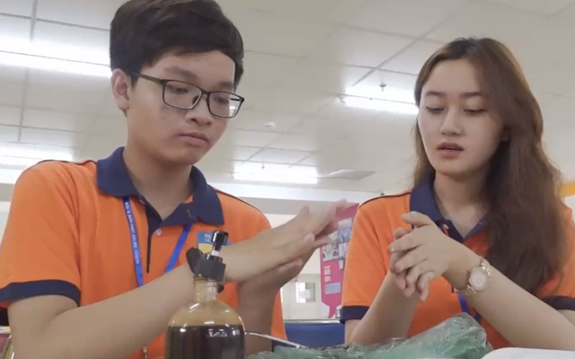 Sinh viên làm nước rửa chén từ bã cà phê