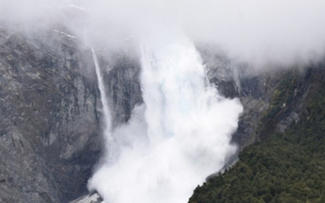 Khối băng khổng lồ ở Chile bất ngờ đổ sập