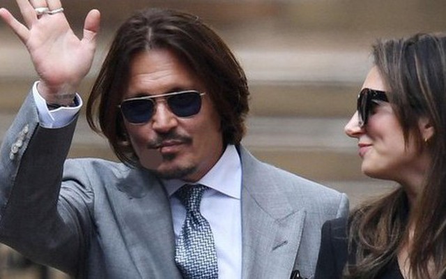 Johnny Depp hẹn hò nữ luật sư