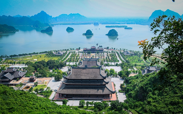 5 ngôi chùa có hồ nước như tiên cảnh: Hồ ở Việt Nam đẹp mĩ miều
