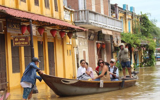 Hội An ngập sâu, du khách thuê ghe ra phố sau bão