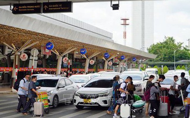 Tìm 'lối ra' khu vực sân bay Tân Sơn Nhất - Bài 1: Ùn từ trong ra ngoài