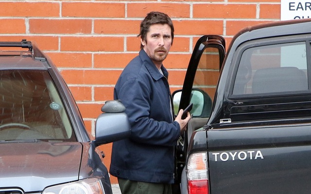 Vì sao ‘Người Dơi' Christian Bale có 120 triệu USD nhưng chỉ lái xe Toyota cũ thay vì Ferrari?