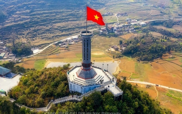 Tự hào chiêm ngưỡng 5 cột cờ kiêu hãnh tung bay dọc mảnh đất Việt Nam