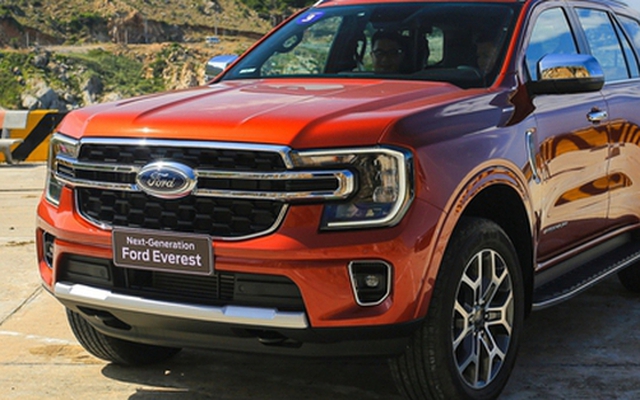 Giá Ford Everest leo thang tại đại lý: Thêm gần 200 triệu nếu mua bản cao nhất ngay tháng 9