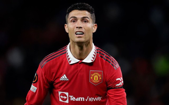 Ronaldo im hơi lặng tiếng, Man United thua đau ngay trên sân nhà