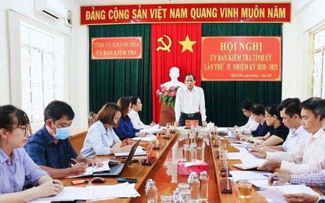 Cách hết chức vụ trong Đảng đối với Giám đốc Trung tâm phát triển quỹ đất Khánh Hoà