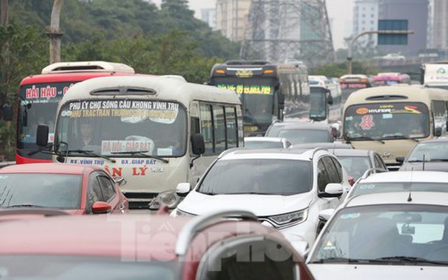 Ô tô tắc hàng cây số từ cao tốc Pháp Vân vào Hà Nội sau Tết Dương lịch