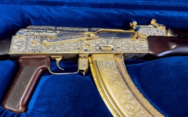 Phát hiện khẩu súng trường Kalashnikov mạ vàng tại sân bay Nga