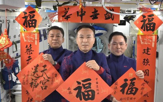 Phi hành gia Trung Quốc chúc Tết từ Thiên Cung