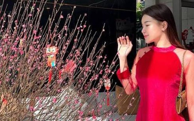 Dàn WAGs Việt diện đẹp chơi Tết: Yến Xuân vừa sexy vừa truyền thống, vợ Quế Ngọc Hải ấn tượng với 'outfit bỉm sữa'