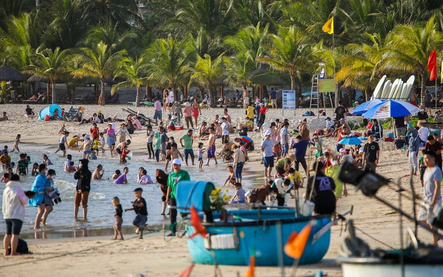 Bãi biển Phan Thiết đông đúc du khách vào mùng 2 Tết Quý Mão