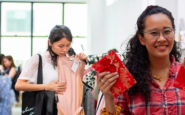 Giới trẻ Singapore: Đón Tết "chuẩn xanh" từ quần áo đã qua sử dụng đến bao lì xì làm bằng vải tái chế