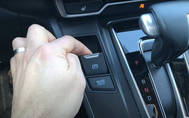 Kỹ sư ô tô kiêm YouTuber: ‘Phanh tay điện tử là trang bị ngu ngốc và nguy hiểm’