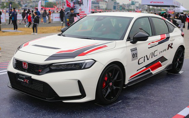 Người Việt phải mua Honda Civic Type R giá gấp 3 lần bản thường