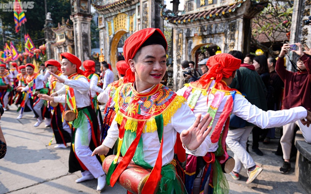 Trai tráng Hà Nội má đỏ, môi hồng múa 'con đĩ đánh bồng'