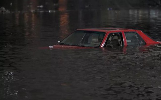 Sông khí quyển và bom lốc xoáy liên thủ, California thành biển nước, tuyết