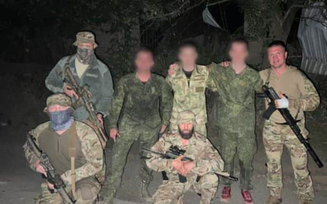 Ukraine giải cứu hai lính dù ẩn náu trong vùng Nga kiểm soát