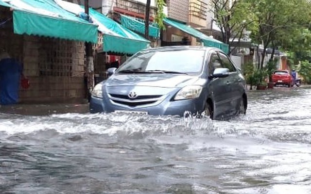 Cách lái xe ô tô đi qua vùng ngập nước an toàn, không chết máy