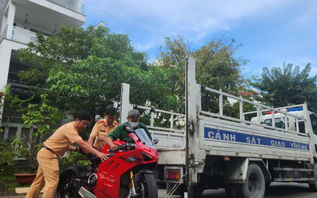 CSGT đến nhà "phạt nguội", Ngọc Trinh nói gì?