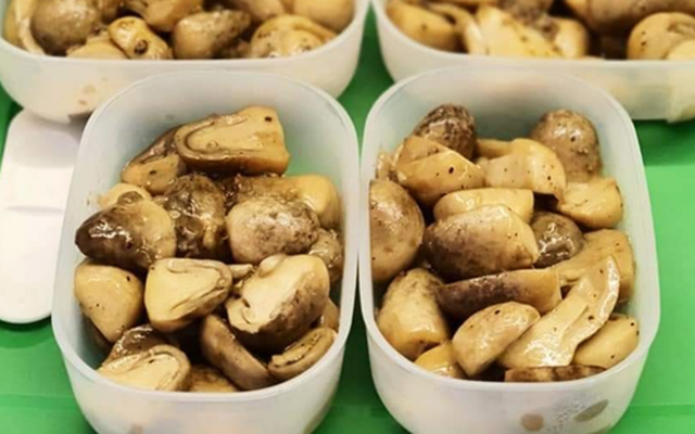 Mách bạn cách bảo quản nấm rơm 10 ngày vẫn giòn ngon, không bị thâm nhũn