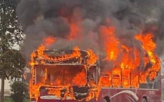 Bắc Giang: Xe chở công nhân bốc cháy ngùn ngụt