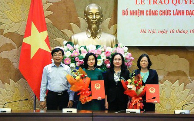 Trao quyết định bổ nhiệm hai nữ phó vụ trưởng Văn phòng Quốc hội