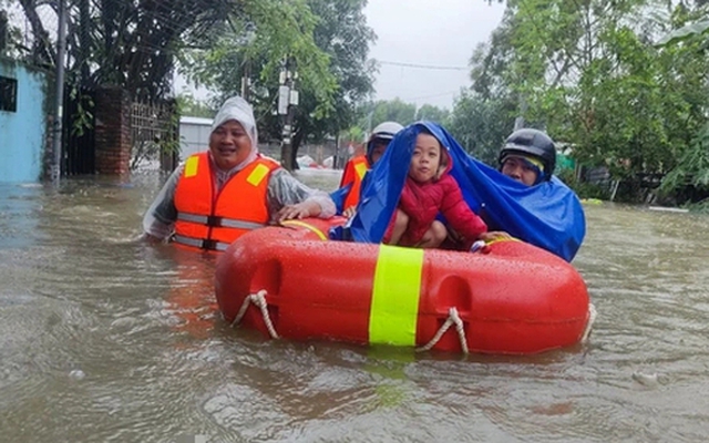 Mưa lớn ở mền Trung: 2 người chết, 12 người mắc kẹt trong nước xiết