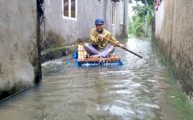 Biển nước bủa vây khu dân cư ở Quảng Nam, người dân chèo ghe thoát 'vùng nguy hiểm'