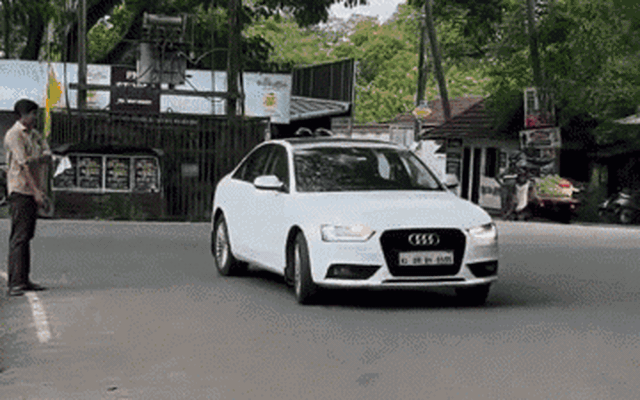 Đi Audi ra chợ bán rau, anh nông dân nổi như cồn với 1 hành động ngay sau khi xuống xe