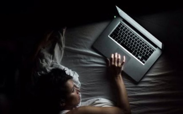 Bật máy tính xuyên đêm liệu có ảnh hưởng giấc ngủ?
