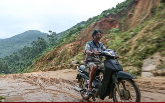 Hàng trăm khối đá chực chờ sạt lở, nuốt chửng đường quốc phòng ven biển Hà Tĩnh