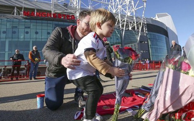 Man.United để tang huyền thoại Bobby Charlton và “trận cầu phải thắng” ở Old Trafford