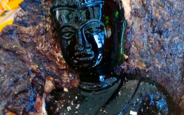 Bức tượng Phật ngọc bí ẩn bên trong cây xoài ở chùa Thái Lan