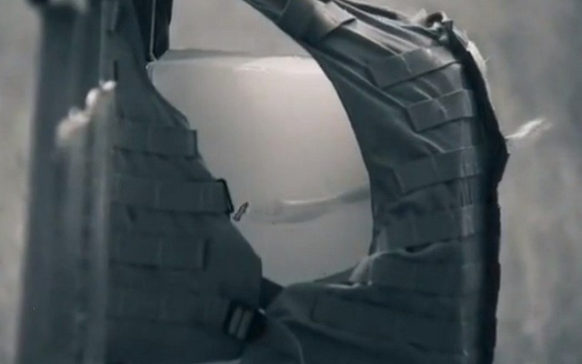 Video sốc Rostec thử bắn xuyên áo giáp Mỹ viện trợ