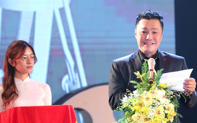 Diễn viên Lý Hùng - Lý Hương trao giải Lễ bế mạc Liên hoan phim ngắn TPHCM lần thứ 1