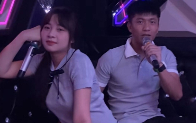 Phan Văn Đức cùng vợ đi hát, netizen soi ra một cử chỉ vô cùng tình tứ