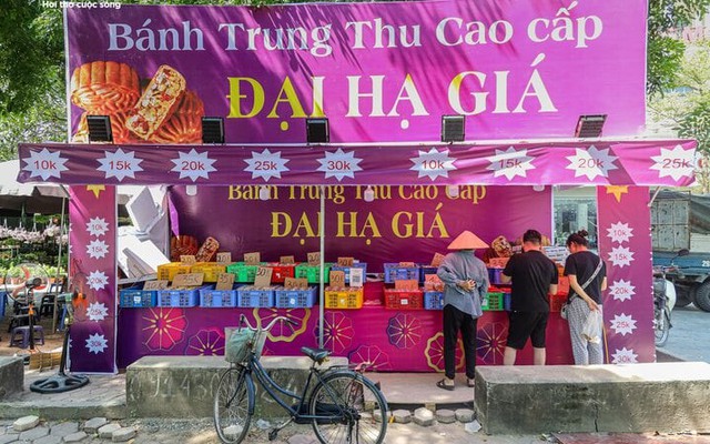 Giảm giá 50%, nhiều ki-ốt  bánh trung thu vỉa hè vẫn vắng khách