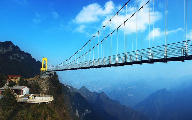Chỉ mất 38 tỷ đồng, Trung Quốc xây thành công 'cầu bằng kính’ cao gần 2.000 mét khiến thế giới ngỡ ngàng