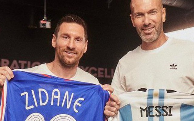 Khoảnh khắc đáng nhớ: Zidane hội ngộ Messi, hai huyền thoại trao áo đấu và cùng khen nhau hết lời