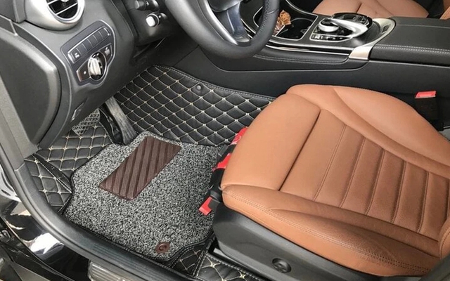 Xử lý khi thảm lót sàn ô tô làm kẹt chân ga