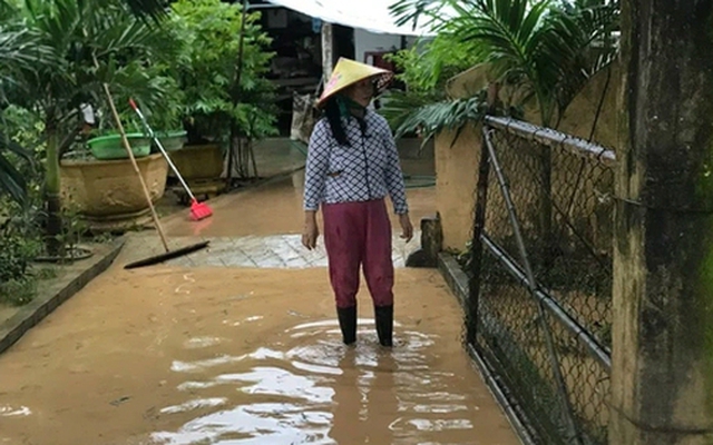 Mưa lớn khiến hơn 800 ngôi nhà ở Quảng Trị bị ngập lụt, nước sông đang lên