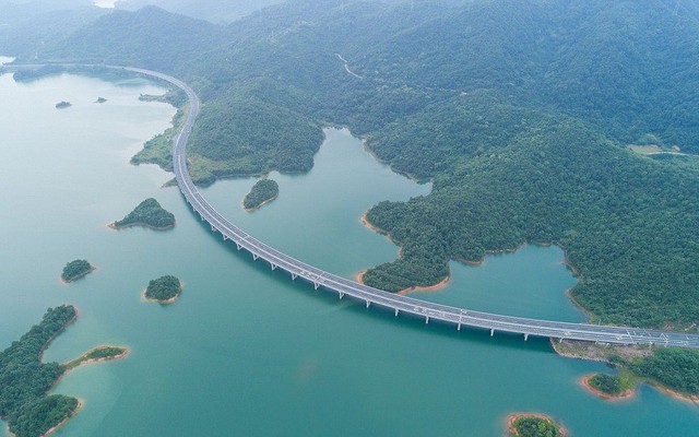 Không làm ‘rớt’ vật liệu xây dựng nào xuống nước, Trung Quốc vẫn xây thành công 'dải lụa uốn quanh hồ’ khiến báo Anh cũng phải ngỡ ngàng vì quá đẹp: Công nghệ Trung Quốc đúng là không thể đùa
