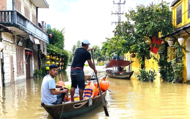 Hội An đón đợt lũ lớn nhất từ đầu năm, dân bơi thuyền đi lại trong khu phố cổ