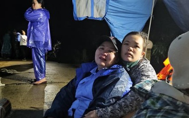 4 học sinh bị nước cuốn ở Phú Yên: Người thân khóc nghẹn chờ tìm con