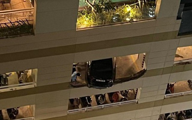 Đổ tường ở chung cư ở Thủ Đức, nữ tài xế cùng ô tô suýt rơi từ lầu 4